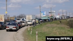 Очереди из автомобилей в Крыму, архивное фото