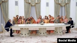 Masa extrem de lungă la care au vorbit Vladimir Putin și Emmanuel Macron a ajuns subiect de glume.