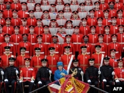 Kraljica Elizabeth i njen suprug Philip poziraju sa britanskom gardom, 11. maj 2010.