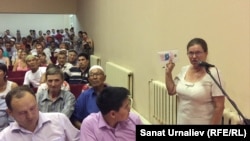 Светлана Аносова, активист экологического объединения "Жасыл Дала" во время выступления на сходе жителей Березовки. 24 июня 2015 года