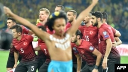 Anđelina uletjela na teren, a na golim prsima joj je pisalo „Erdogan ubojica“, septembar 2017.