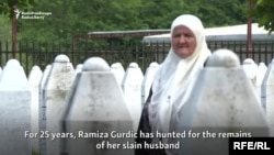 "Nem tudok megbocsátani." Ramiza Gurdics két fia és a férje tűnt el a bosznai szerb erők srebrenicai mészárlása során. A nő 25 éve keresi rokonai földi maradványait. A kutatók máig találnak új tömegsírokat.