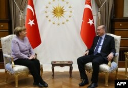 Merkel Erdoganu: Garantovati različitost mišljenja