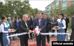 Президент Таджикистана Эмомали Рахмон разрезает белую ленточку. 14 сентября 2013 года.