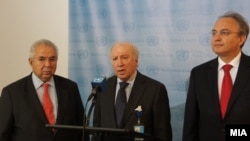 Медијаторот на ОН во спорот за името меѓу Македонија и Грција Метју Нимиц, македонскиот преговарач во спорот Зоран Јолевски и грчкиот преговарач Адамантиос Василакис.