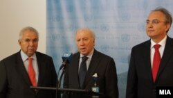 Медијаторот на ОН во спорот за името меѓу Македонија и Грција Метју Нимиц, македонскиот преговарач во спорот Зоран Јолевски и грчкиот преговарач Адамантиос Василакис.