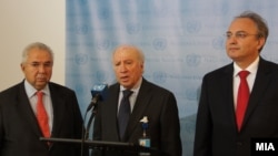 Медијаторот на ОН во спорот за името меѓу Македонија и Грција Метју Нимиц, македонскиот преговарач во спорот Зоран Јолевски и грчкиот преговарач Адамантиос Василакис.2012