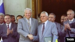Boris Leljcin i Leonid Kravčuk na potpisivanju sporazuma o Crnomorskoj floti, Jalta, 1992.