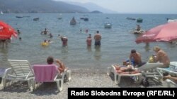 Крадците го користат невниманието на туристите да украдат вредни предмети од плажа.