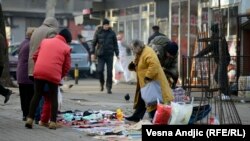 Kupovina polovne robe na ulicama Beograda