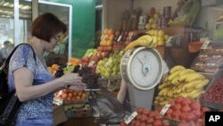 Prodaja voća i povrća na pijaci u Moskvi (foto arhiv)