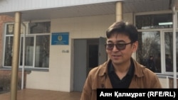 Фотограф Сарсенбек Кызайбекулы у здания суда. Алматы, 19 марта 2018 года.