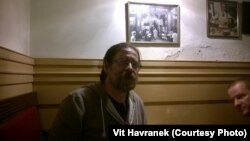 Dan Perjovschi și Rene Kubasek, fostul director al Centrului Ceh d ela București