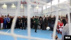 Поранешниот премиер Никола Груевски на отварањето на училишна спортска сала, дел од проектот 145 спорски сали во основни и средни училишта, во општина Петровец во ноември 2013 година 