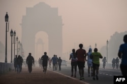 Indiaiak reggeli kocogáson egy szmogos napon Új-Delhiben 2015 novemberében