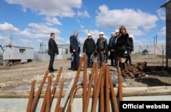 Сергей Аксенов (второй слева) на месте строительстве детского сада в селе Трудовое Симферопольского района, 11 апреля 2015 года. Архивное фото