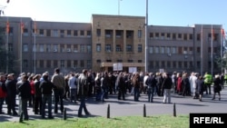 Протест на работници пред Собрание.