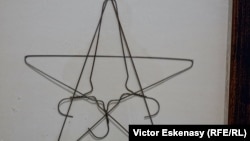 „Trei umerașe în formă de stea” (1983)