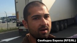 Осъденият ефективно Атанас Михов миг преди да избие телефона от ръката на пострадалия Иво Дошев.