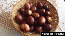 Jaja farbana u lukovini