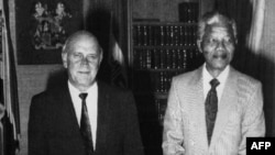 De Klerk i Mendela u februaru 1990. godine