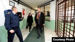 Архивска фотографија: Евроамбасадорот Аиво Орав во посетата на затворот во Прилеп.