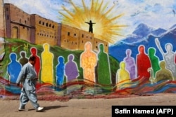 Mural slobode na zidu tvrđave u Arbilu, prestonici iračkog Kurdistana