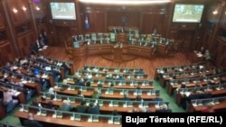 Valdete Bajrami duke paraqitur mocionin para Kuvendit.