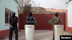 Вооруженные люди в военной форме без опознавательных знаков в крымском городе Балаклаве. 4 марта 2014 года.