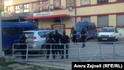 Policija ispred mesta gdje je organizovano saslušanje, Priština 12. avgust 2014.