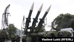 Armë të ekspozuara në një panair ushtarak në Beograd. Fotografi nga arkivi.