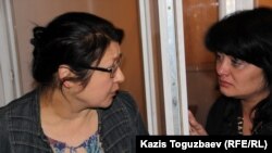 Осужденный оппозиционный журналист Гузяль Байдалинова (слева) после приговора успокаивает свою сестру Альмиру. Алматы, 23 мая 2016 года.