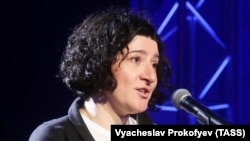 Мария Степанова получава „Большая книга" - най-голямата литературна награда в Русия. Авторката спечели наградата за 2018 г. с романа си "В памет за паметта".