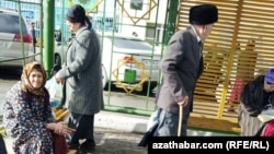 Pensionari la o stație de autobuz în Lebap, Turkmenistan (Imagine de arhivă)