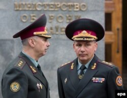 Валерий Гелетей (справа), назначенный в тот момент министр обороны Украины, и его предшественник Михаил Коваль. Киев, 3 июля 2014 года..