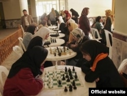 Afganistanske srednjoškolke igraju šah tokom turnira u provinciji Herat, maj 2010.