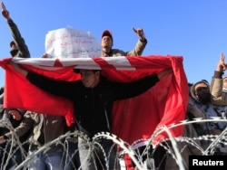 Протестующие из бедных сельских районов скандируют лозунги у резиденции премьер-министра. Тунис, 23 января 2011 года.