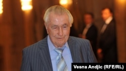 'Dakle, Marković (na posleratnoj fotografiji) je doneo u SIV-u tu uredbu (o intervenciji JNA), ali nije kasnije odlučio: "Evo, sada možete krenuti", nego je to uradila JNA u saradnji sa ministrom odbrane.'