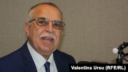 Victor Boștinaru în studioul Europei Libere la Chișinău