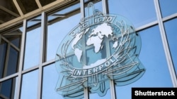 Вывеска на фасаде штаб-квартиры Интерпола