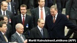 Vladimir Putin sa finskim premijerom Paavom Liponenom i predsednikom Evropske komisije Romanom Prodijem u Helsinkiju tokom Samita EU - Rusija, 22. oktobar, 1999. godine