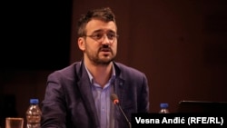 Odnos prema prošlosti, i ove vlasti i društva u celini, sličan onom odnosu koji je Šešelj imao i ima: Nemanja Stjepanović