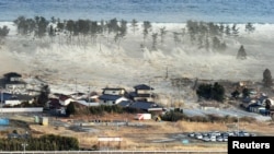 Огромната вълна, която връхлита върху кватал в Натори, префектура Мияги