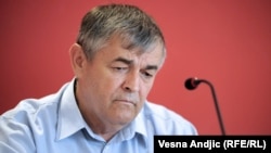 Božidar Delić, general u penziji, na rođendan Slobodana Miloševića u avgustu 2012, promovišući knjigu govora bivšeg srpskog lidera u Haškom tribunal – "Optužujem".