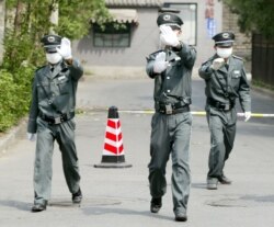 Охранники запрещают снимать больницу в Пекине, апрель 2003 года.