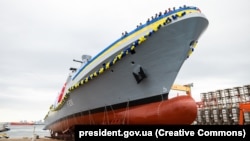 Ada-კლასის უკრაინული კორვეტი "ჰეტმანი ივან მაზეპა" წყალში ჩაშვების დროს. სტამბოლი, 2022 წლის 2 ოქტომბერი