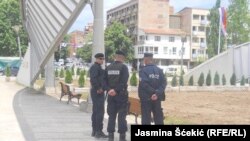 Policiaj na glavnom mostru preko reke Ibar, foto: Jasmina Šćekić