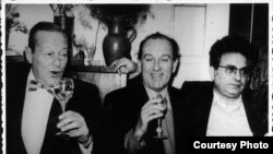 Alături de prietenii săi scriitori Radu Cosașu și Radu Albala