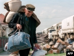 'Vrh u Zagrebu je otvorio te putne pravce kojima se trebalo omogućiti ljudima da se povuku iz dijelova zahvaćenih borbom.' (Na fotografiji: Srbi napuštaju Hrvatsku, Pakrac 1995)