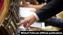 Украински пратеник гласа за време на седница на парламентот во Киев